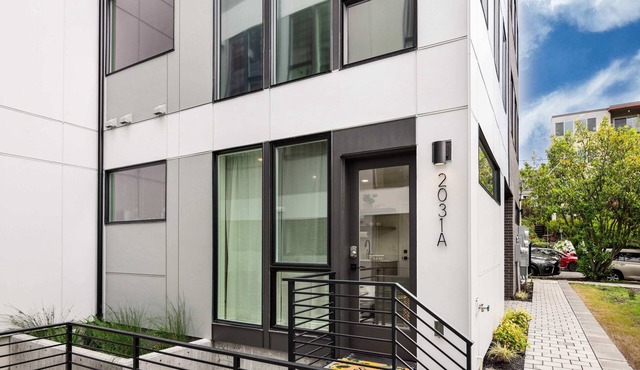 Quiet Eastlake Studio - Covered Parking. Near SLU/UW