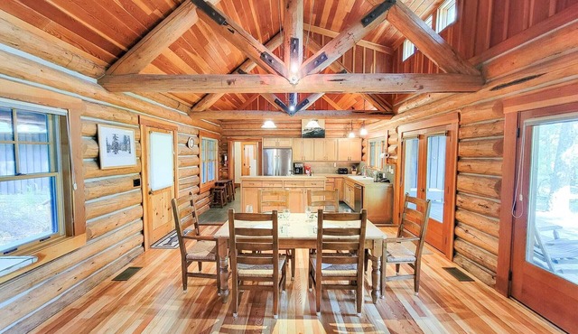 Rainbow Lodge - exceptional lakeside log home