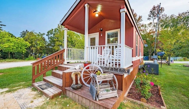 Ranch: Sleeps 4, Tiny Cabin, Pets, Near Park/Lake