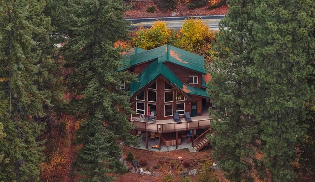 Relaxing Mountain Cabin with Stunning Views of Lake Wenatchee