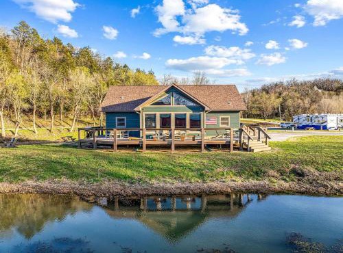 Riverfront Luxury Cabin Retreat with Breathtaking Views on the Banks of the Arkansas White River