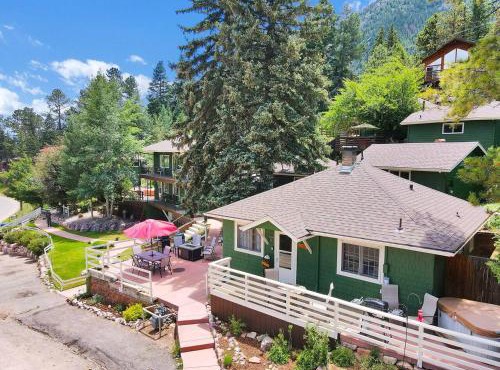 Rockhound Cabin Stunning Views and Private Hot Tub