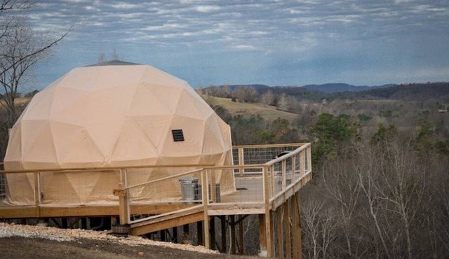 Romantic and Luxurious Glamping Dome in Eureka Springs, Equipped with an Indoor Hot Tub Perfect for a Weekend of Relaxation