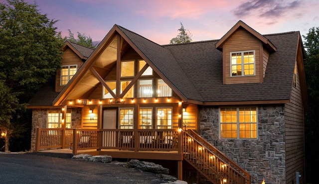 Romantic Secluded Deck w/ Hot Tub. Fireplace.