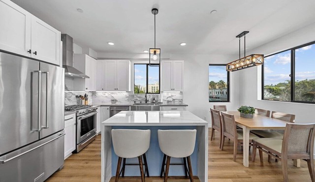 Rooftop Home With Ocean View & Private Parking