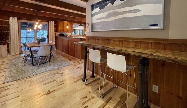 Rustic log cabin with fireplace. in Saint-Faustin-Lac-Carré