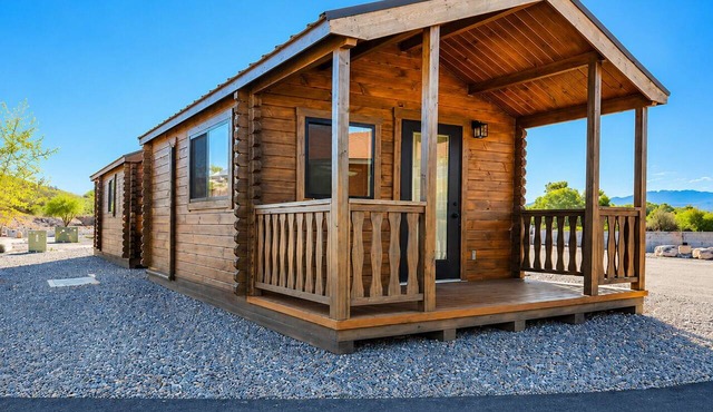 Rustic Cabin experience, sleeps up to 4 guests, detached bathrooms/showers