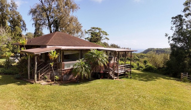 Rustic retreat with panoramic views at Pu'u O Hoku Ranch