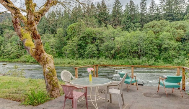 Rustic riverfront cabin near Florence