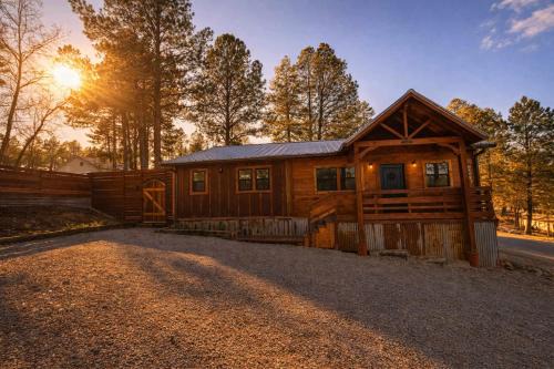 Rustline Haus Cabin with Hot Tub Walk