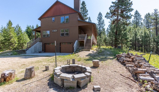 Secluded cabin on 6 acres- wood fireplace- sleeps 11