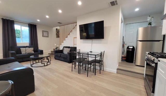 Spacious 2-Bedroom, One and a Half Bath Home in Pico-Robertson Near Beverly Hills and Cedars-Sinai