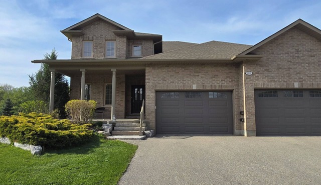 Spacious Doon Retreat | Sleeps 8 | Private Yard | Near 401 in Kitchener