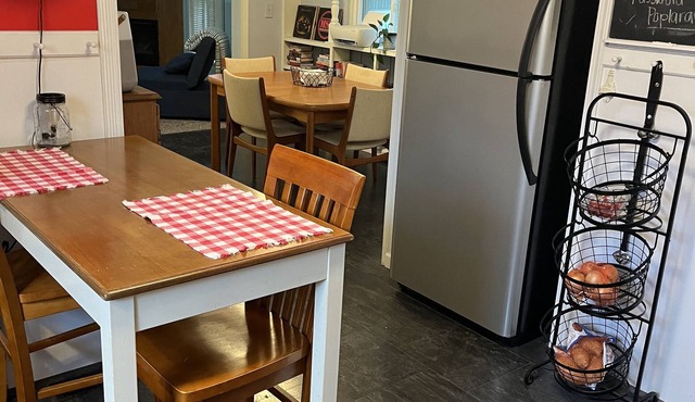 Spacious first-floor cottage nestled between Lakeside and Marblehead! in Lakeside