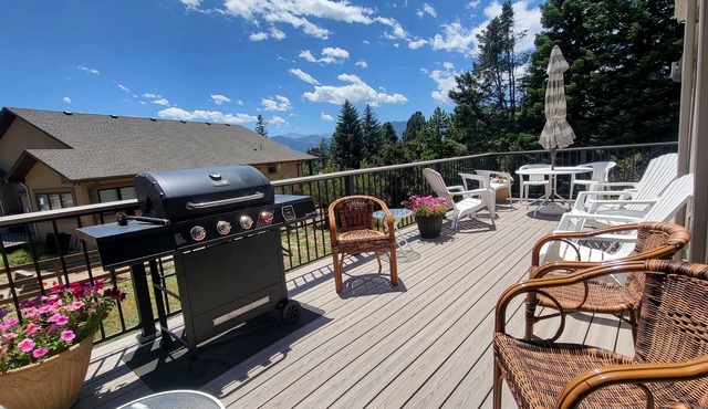 Spacious Home in Quiet Area - Minutes to Attractions, Music, Restaurants & USAFA