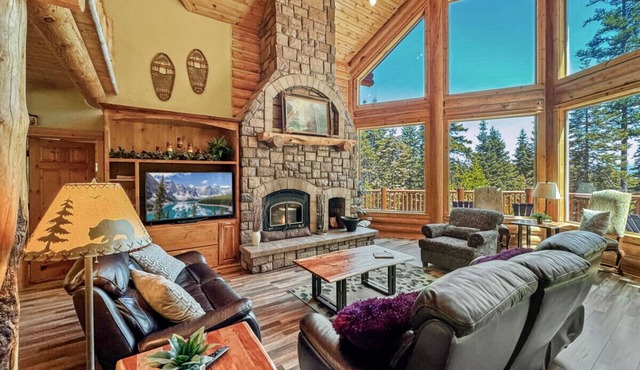 Spacious Log Cabin Near Tamarack w/Hot Tub!