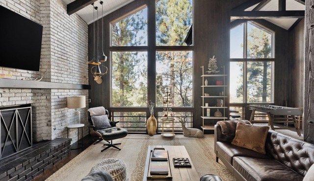 Spacious luxury home; Views, Spa, Deck, Game Room, Sauna, Dog Friendly!