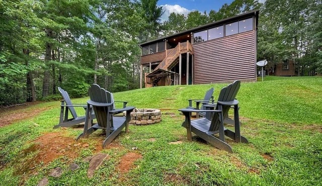 Spacious mountain cabin near Helen, GA, perfect for families who love nature!