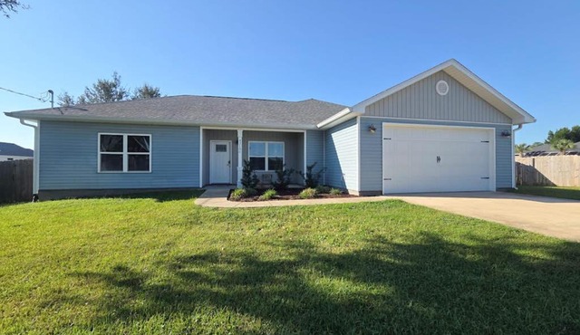 Spacious private home with large kitchen patio & close to everything