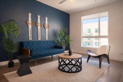 Spacious Stay 10 Min to Disneyland with Pool & Gym