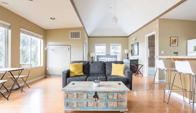 Spacious Studio Apartment Minutes from Downtown, Private Parking