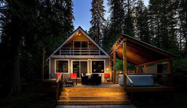 Spectacular Riverfront Family Cabin with Hot-Tub and Barbecue in Leavenworth, Washington
