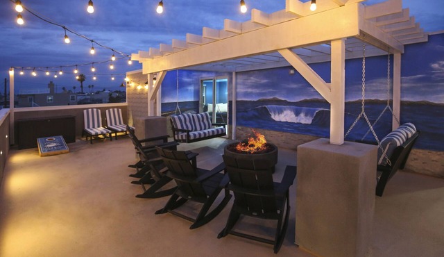 Steps to Sand: Game Room, Family Beach Retreat, 4 Ensuites, Pets OK