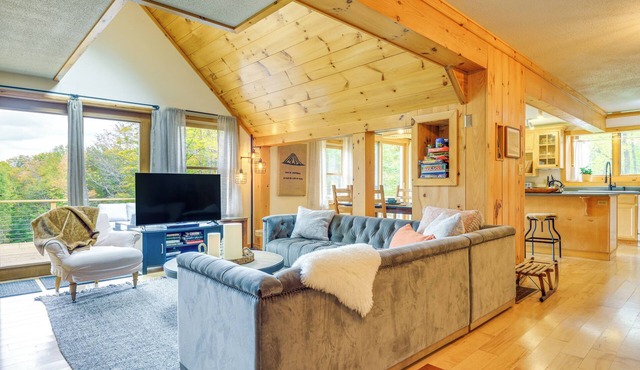 Storybook Stratton House: 3 Mi to Mount Snow!