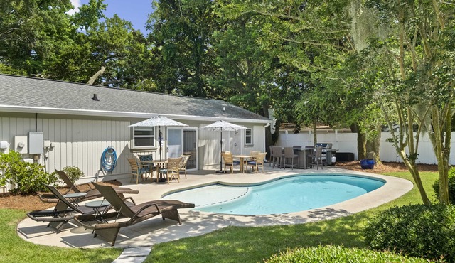 Stunning Beach Home/Private pool with large backyard/7 Min walk to beach