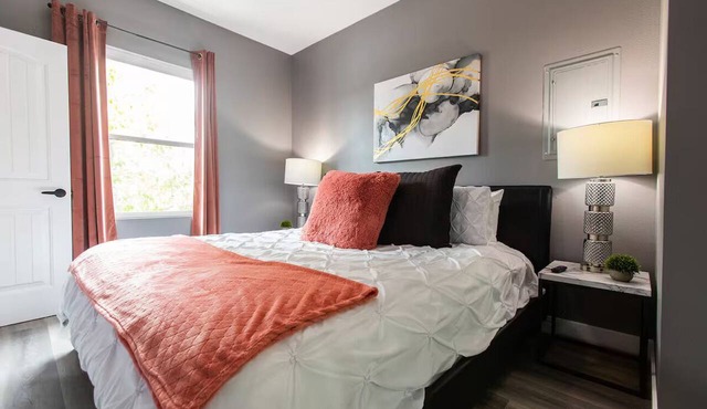 Stylish King Suite Steps to Dining & Parks