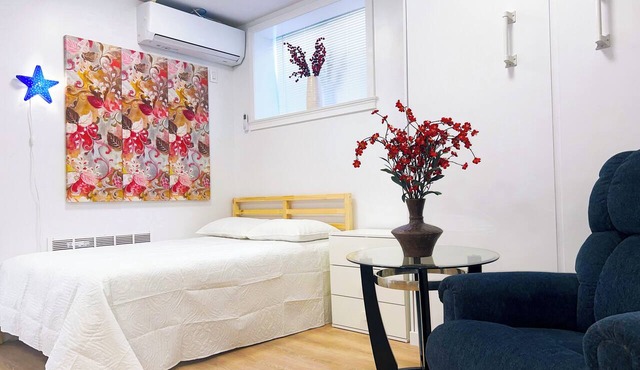 Stylish Studio Apartment on Main Street with Courtyard and Free Parking!