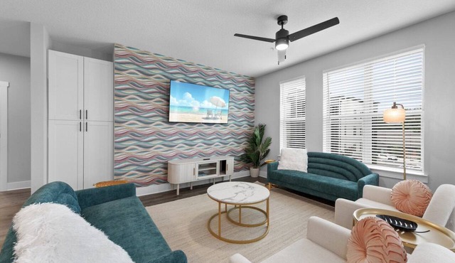Sunny Haven: Chic 2BR/2BA with Pool & Gym