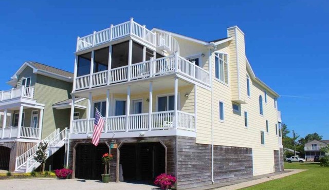 Sunny, Spacious 6-Bedroom Beauty, 1.5 Blocks from Ocean