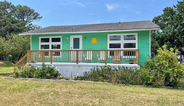 Sutton Place: Large yard perfect for outdoor activities.