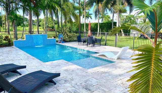 Swans Nest West - Modern & Private, Heated Pool, 3 Brm