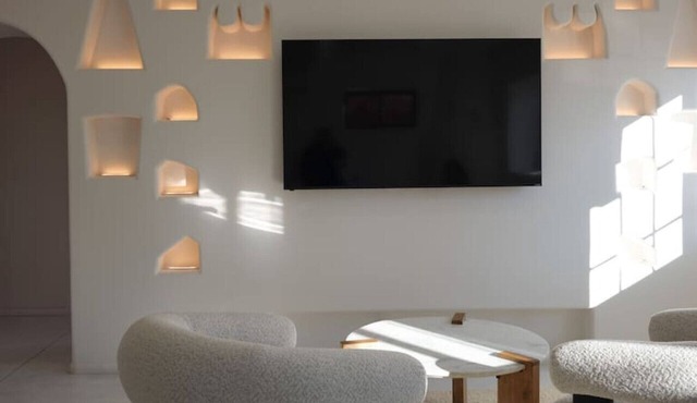 The Nicho House: Luxury Modern Adobe w/Hot Tub, Art Gallery & Gated Parking