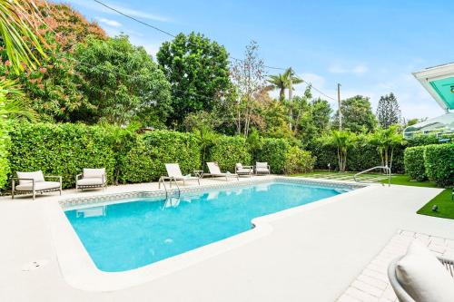 The Palmside Escape Heated Pool, Putt, Relax