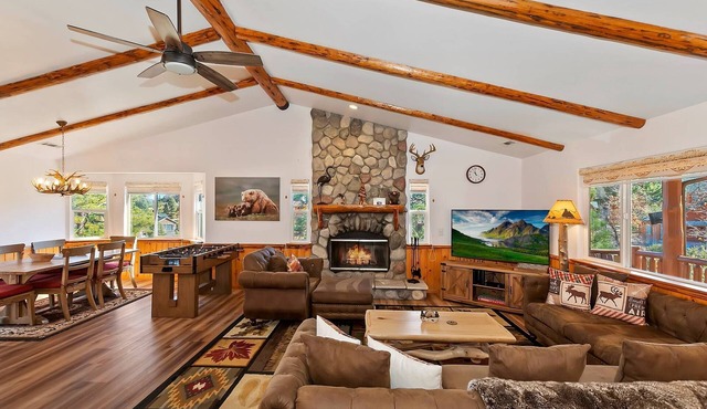 The Quiet Place By Destination Big Bear:Located in the Castle Glen Estates!Pet Friendly! Pool Table! Foosball!
