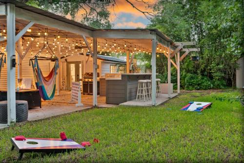 Tiny home w outdoor kitchen & free Wi Fi
