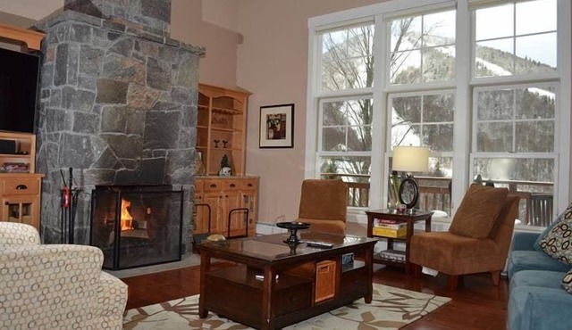 Topridge 4BR/4BA: Breathtaking Views. Hot tub. True Ski In Ski Out!