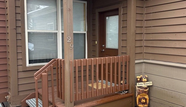 Townhome - 2 living areas - private hot tub - Dog friendly - Great Hiking