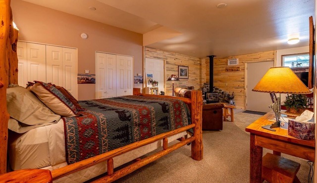 Trail's End- couples retreat close to downtown