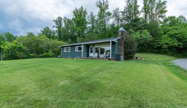 Tranquil 2-bedroom cottage with AC in charming Mount Airy at Serre Vineyards