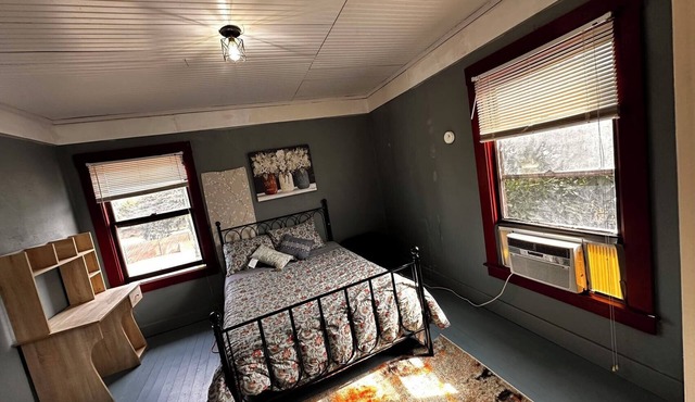 Unique Large Historic House 5-bedroom house in Quiet Historic Walnut Grove Town