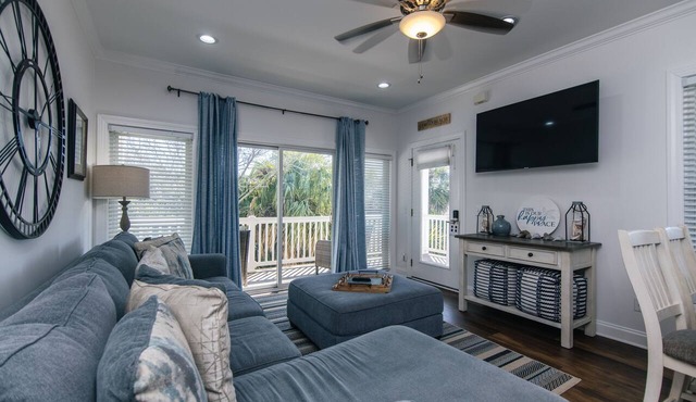 Updated Second Floor Condo w/Free Pool Access; Direct Beach Access; Cable TV/WiFi Access
