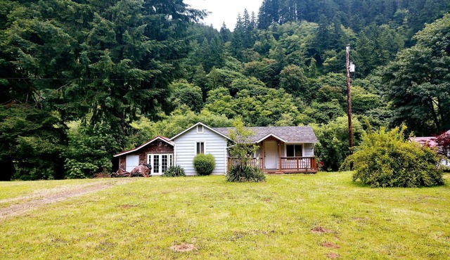 Vintage River Cabin on the Siuslaw River