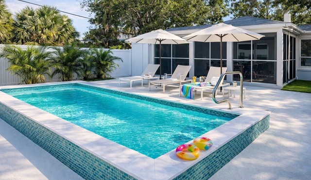 Walkable Arlington Park Retreat + Pool + Sleeps 6