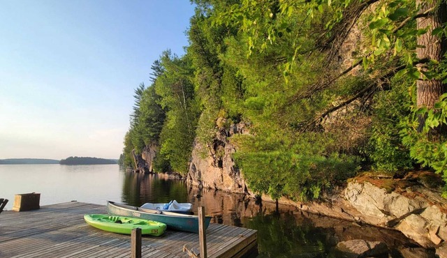 Waterfront New and Modern 3 bedroom cottage with WiFi and AC