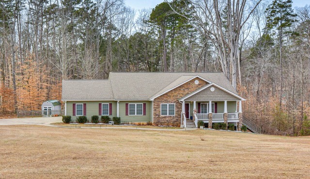 Waterfront Lake Hartwell Retreat w/Indoor Hot Tub