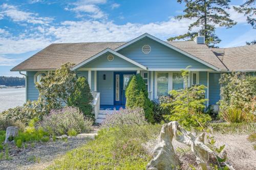 Waterfront PNW Escape w/Deck & Beach Access!